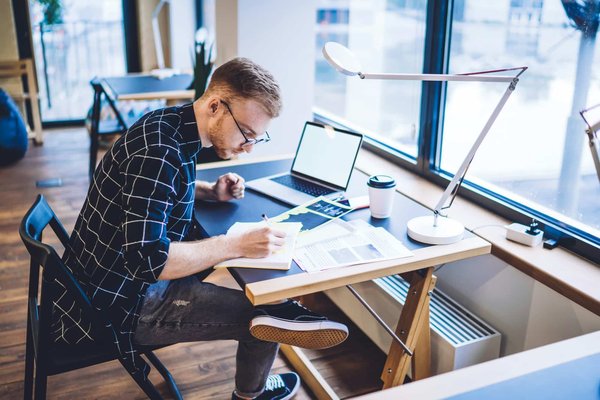 Quels programmes éducatifs pourraient aider à sensibiliser les enfants à l'égalité des sexes?